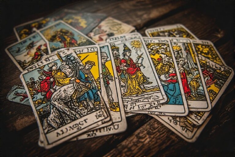 Les Mystères du Tarot : Une Introduction à l’Art Divinatoire